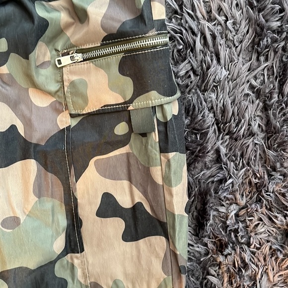 Zara camouflage cargo pants size extra small in like new condition. - Picture 3 of 7